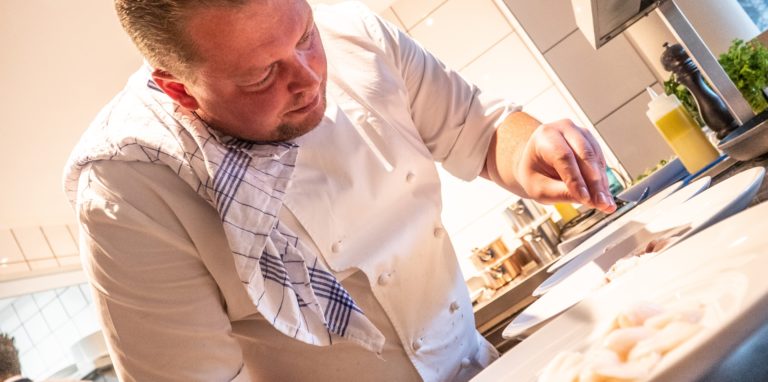 Dirk Grammon gehört mit seinem Restaurant „Grammons“ zum Kochquintett und bietet unter anderem Lamm und geangelten Zander an.