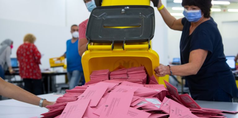 Wahlhelferinnen bei der Briefwahl