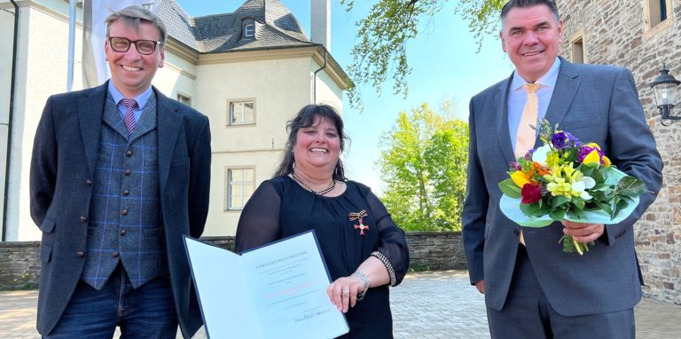 Anabela Dias de Oliveira ist seit diesem Dienstag (3. Mai) Trägerin des Bundesverdienstkreuzes. Landrat Mario Löhr (r.) überreichte der Unnaerin den Orden und lobte wie Vizebürgermeister Michael Sacher und einige Wegbegleiter Dias‘ kämpferisches Eintreten für Menschen am Rand der Gesellschaft.