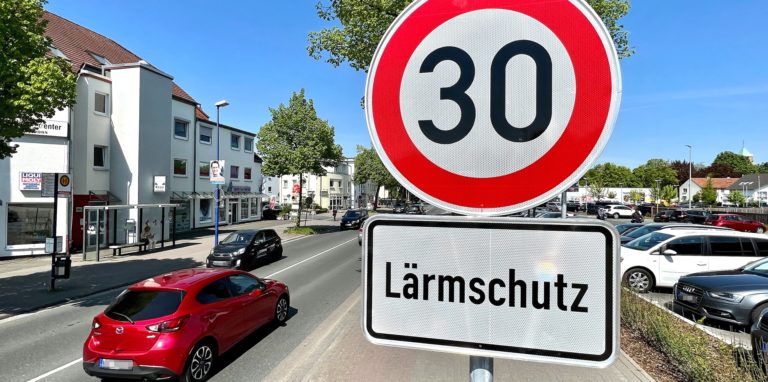 Runter vom Gas: Deutlich langsamer müssen Fahrer jetzt auch auf der Kamener Straße unterwegs sein. Sie sehen auch, warum: Lärmschutz.