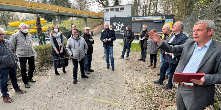 Betrieb in der Schönen Flöte kaum möglich: Stefan Petersmann (rechts), Chef der Holzwickeder Wasserversorgung, erläuterte vor den Mitgliedern des Betriebsausschusses bereits Ende März die Gründe dafür, dass die Eröffnung der der Badesaison aus seiner Sicht faktisch nicht realisierbar ist.