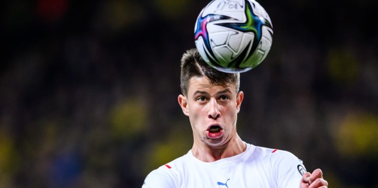 Adam Hlozek setzt zum Kopfball an