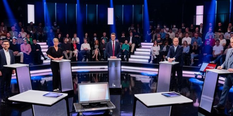 Thomas Kutschaty (SPD), Mona Neubaur (Grüne), Hendrik Wüst (CDU), Joachim Stamp (FDP) und Markus Wagner (AFD; v.l.n.r.) in der WDR-Live-Sendung „Wahlarena“.