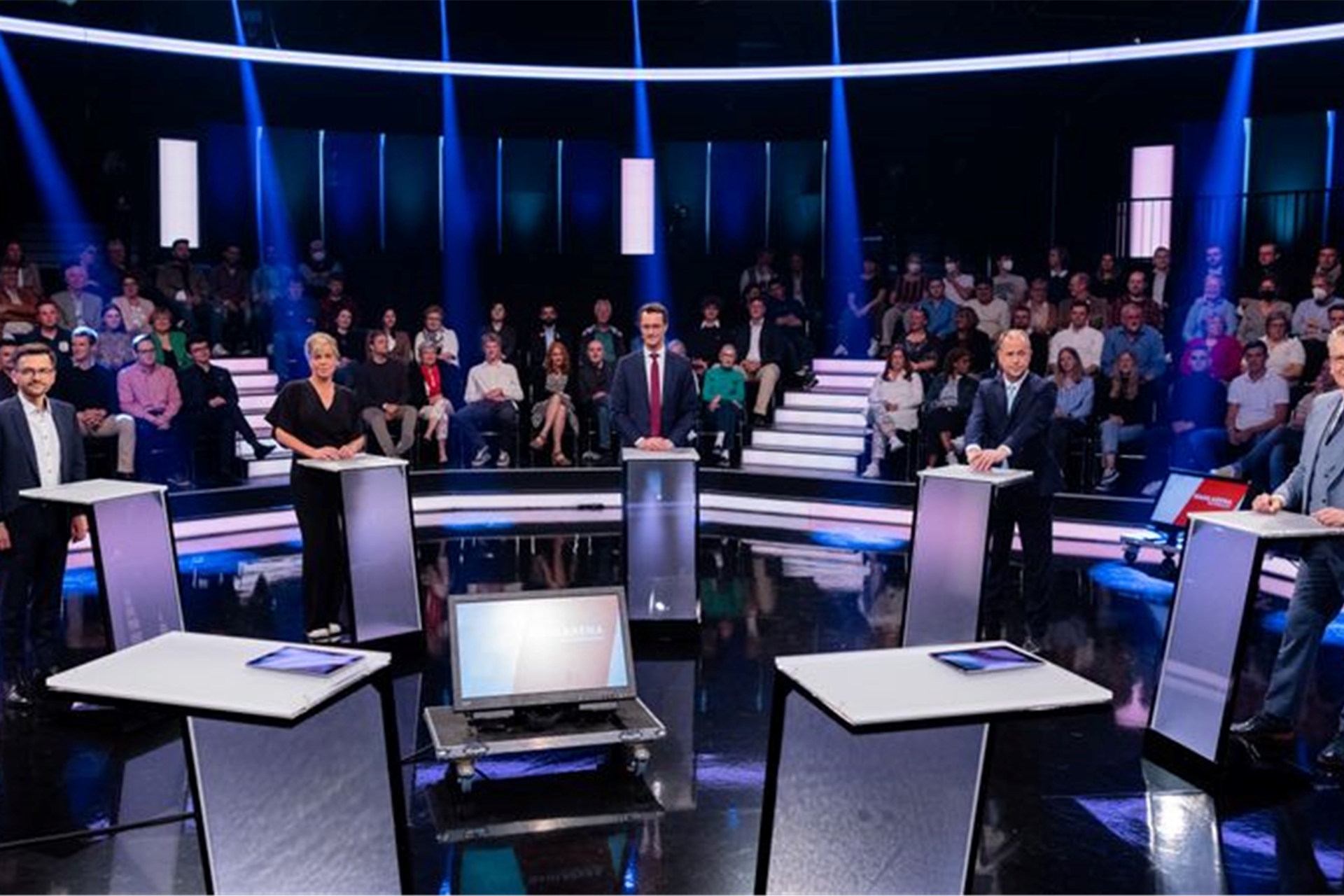 Thomas Kutschaty (SPD), Mona Neubaur (Grüne), Hendrik Wüst (CDU), Joachim Stamp (FDP) und Markus Wagner (AFD; v.l.n.r.) in der WDR-Live-Sendung „Wahlarena“.