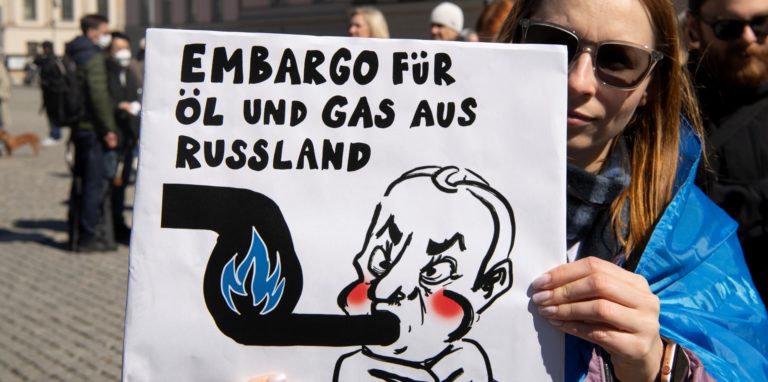 Demonstranten fordern seit Wochen ein Embargo für Öl und Gas gegen Russland. Während ein Gas-Embargo laut Aussagen der Politik die eigene Wirtschaft zu stark schädigen würde, spricht sich Deutschland mittlerweile für ein Öl-Embargo gegen Russland aus. Die EU-Kommission hat das nun auch vorgeschlagen.