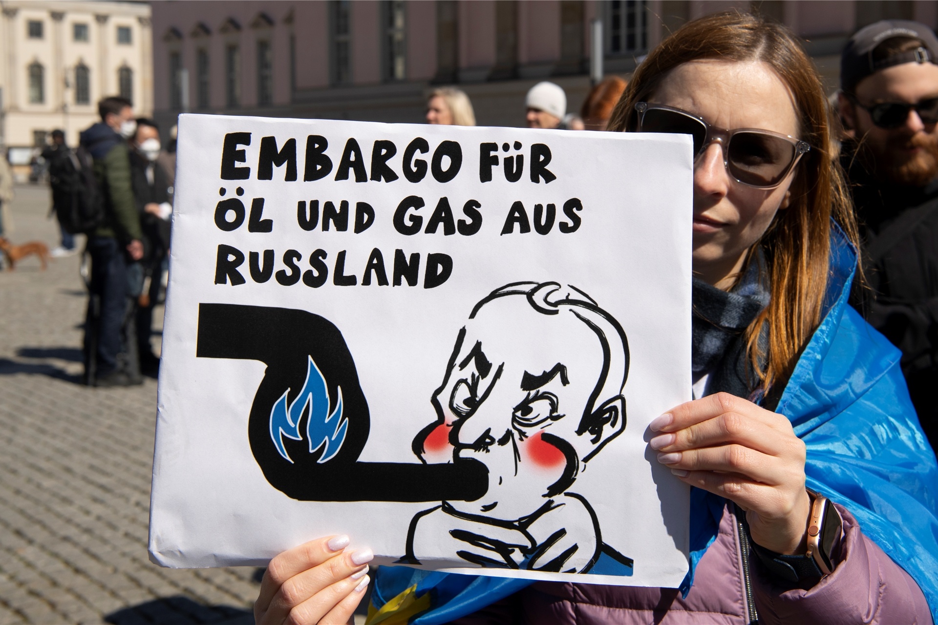 Demonstranten fordern seit Wochen ein Embargo für Öl und Gas gegen Russland. Während ein Gas-Embargo laut Aussagen der Politik die eigene Wirtschaft zu stark schädigen würde, spricht sich Deutschland mittlerweile für ein Öl-Embargo gegen Russland aus. Die EU-Kommission hat das nun auch vorgeschlagen.