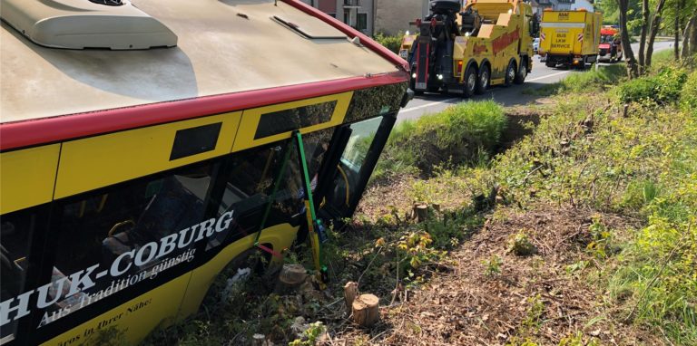Am Montag (2. Mai) hatte es auf der Unnaer Straße in Fröndenberg-Langschede einen schweren Busunfall gegeben. Dabei wurden drei Personen schwerverletzt.