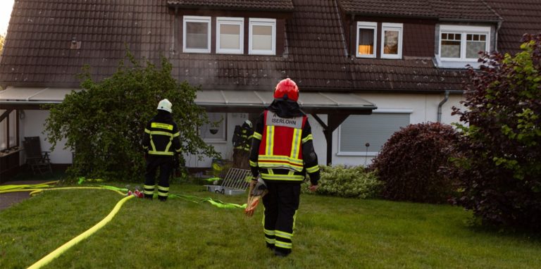 Die Feuerwehr löschte die Flammen und suchte im verrauchten Gebäude nach der Katze.