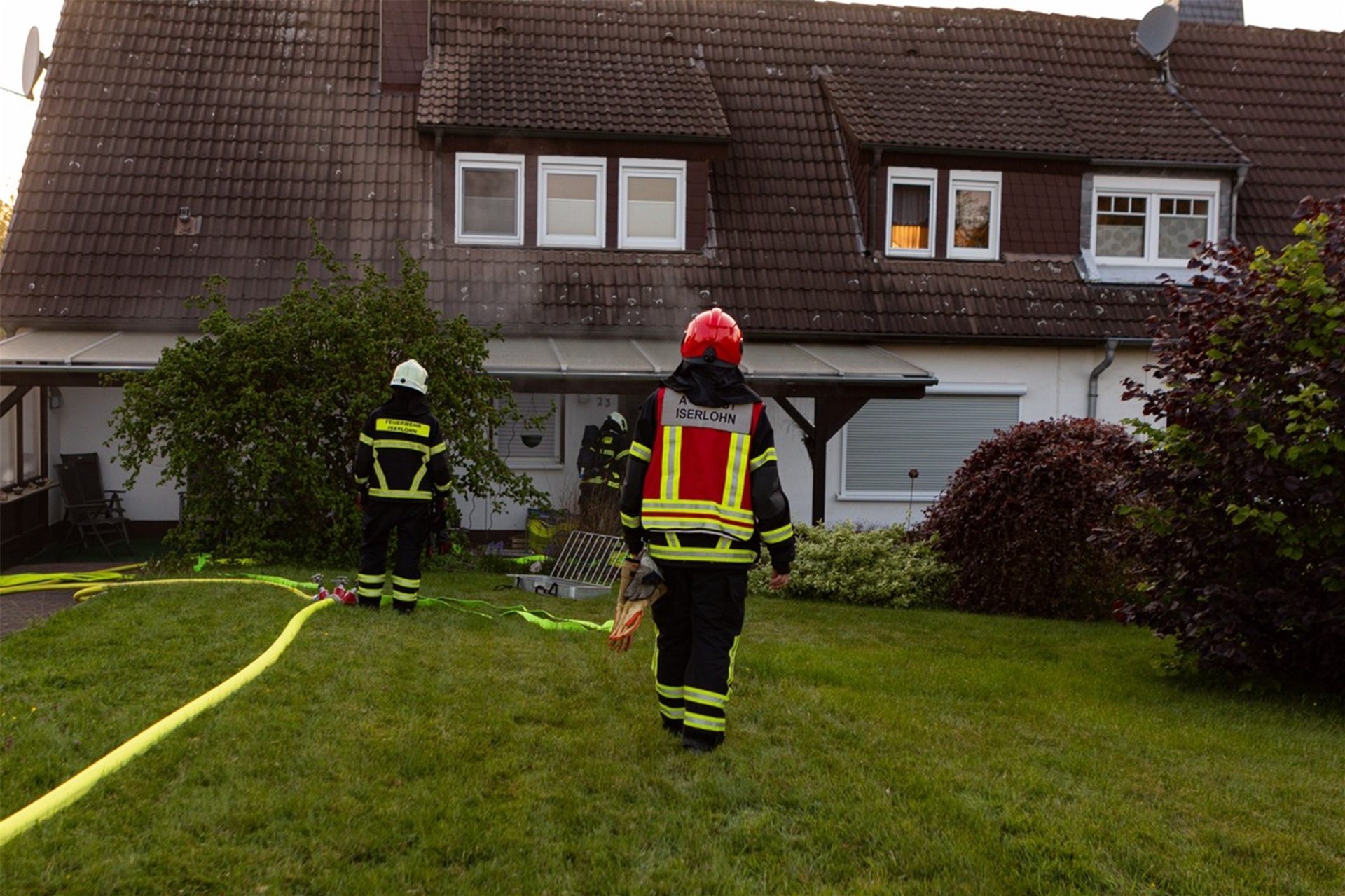 Die Feuerwehr löschte die Flammen und suchte im verrauchten Gebäude nach der Katze.