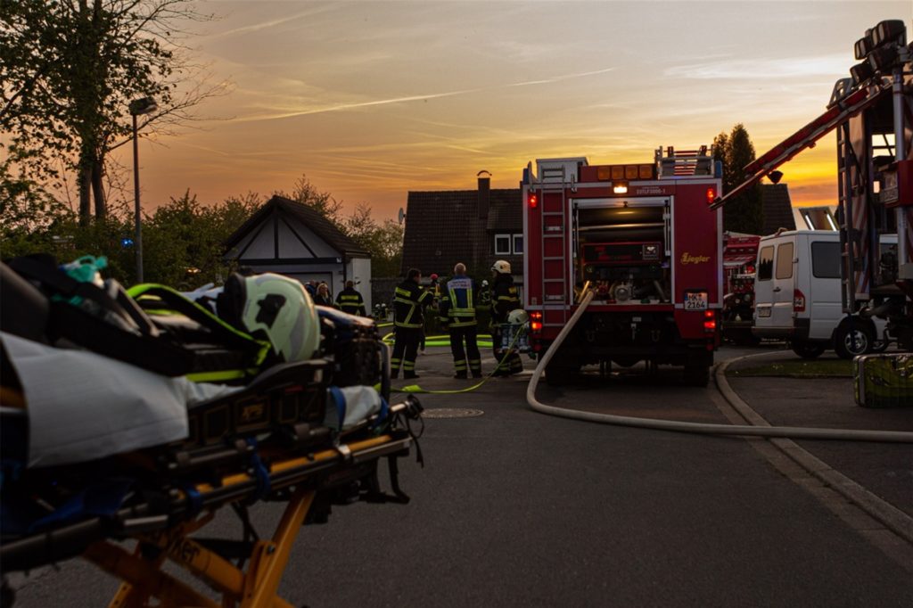 Die Feuerwehr rückte am Dienstagabend zu einem Gebäudebrand in Hennen aus. Die Bewohner hatten sich retten können. Die Feuerwehr rückte am Dienstagabend zu einem Gebäudebrand in Hennen aus. Die Bewohner hatten sich retten können.