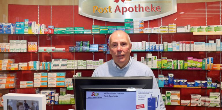 Ein Mann in einer Apotheke
