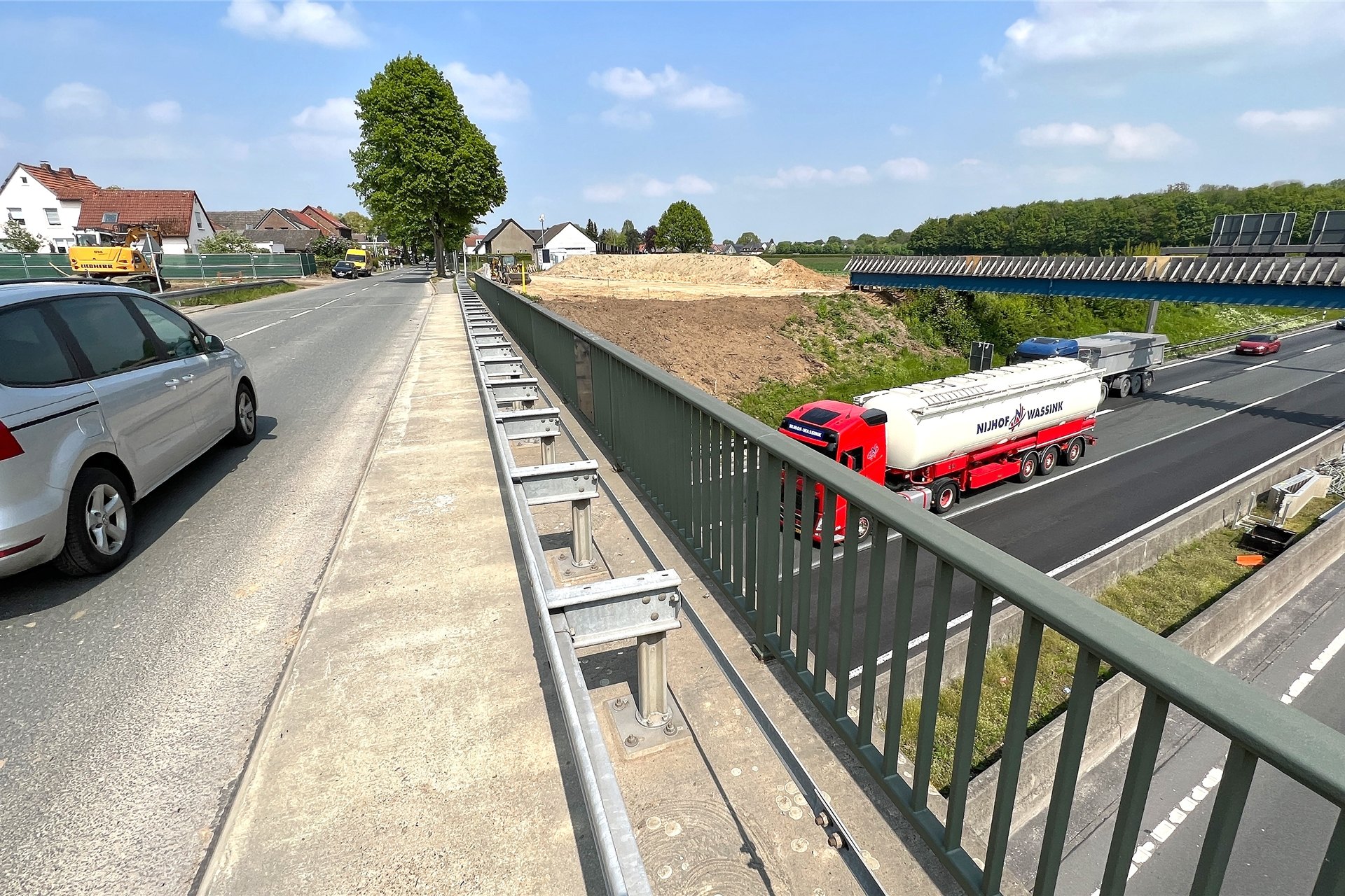 Die Hertingerstraße wird ab Anfang Juni zur Sackgasse aus zwei Richtungen. Grund für die Vollsperrung: Die Brücke über die A44 wird abgerissen und neu gebaut.