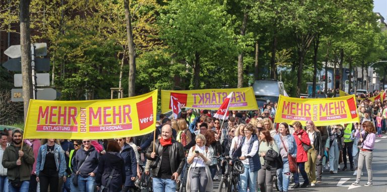 Ein fast schon gewohntes Bild: Erzieherinnen und Erzieher demonstrieren auf dem Wall in Dortmund für bessere Arbeitsbedingungen und mehr Lohn.
