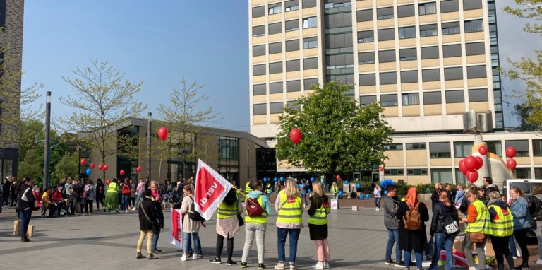 Jeder rote Luftballon stand bei der Kundgebung auf dem Willy-Brandt-Platz am Mittwoch (4.5.) für eine unbesetzte Erzieher-Stelle.