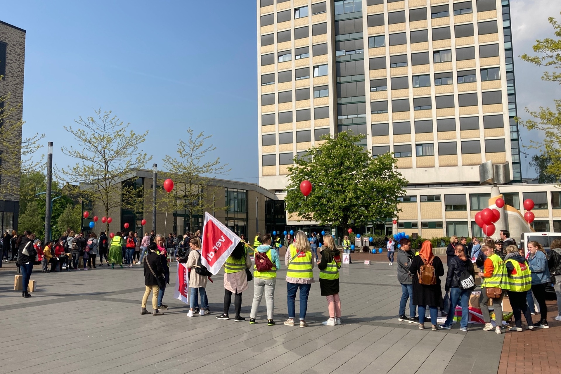 Jeder rote Luftballon stand bei der Kundgebung auf dem Willy-Brandt-Platz am Mittwoch (4.5.) für eine unbesetzte Erzieher-Stelle.