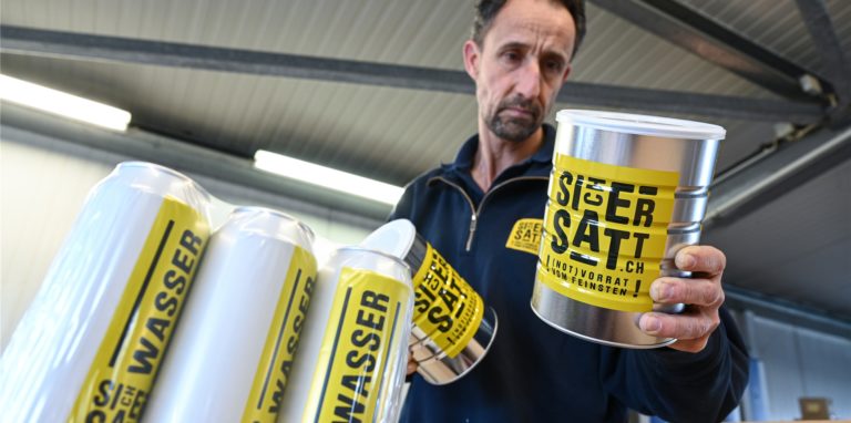 Philipp Nater, Geschäftsführer der SicherSatt AG, verpackt im Lager Notvorratspakete. (Symbolbild)