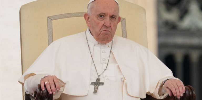Papst Franziskus nimmt an einer Generalaudienz unter freiem Himmel auf dem Petersplatz im Vatikan teil.