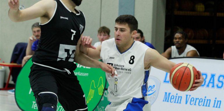 Dennis Simeunovic (r.) gab am Wochenende sein Debut für die LippeBaskets-Erste.