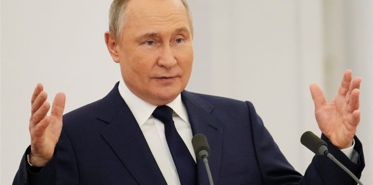 Eine aktuelle repräsentative Umfrage zeigt, wie weit Verschwörungserzählungen über den Krieg in der Ukraine in Deutschland verbreitet sind.