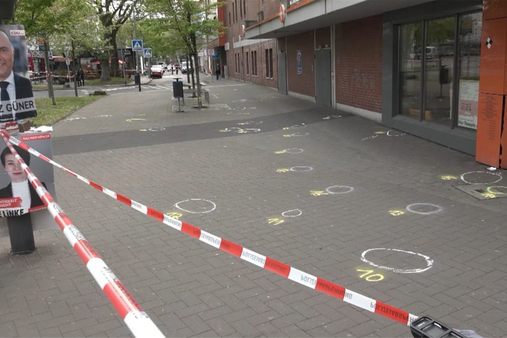 Auf dem Marktplatz sind zur Spurensicherung zahlreiche Markierungen angebracht. Auf dem Marktplatz sind zur Spurensicherung zahlreiche Markierungen angebracht.