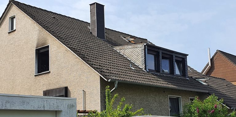 Wohnungsbrand in Unna: Die Feuerwehr war am Donnerstagmorgen (5. Mai) in Massen im Einsatz. Es brannte in einer Dachgeschosswohnung.