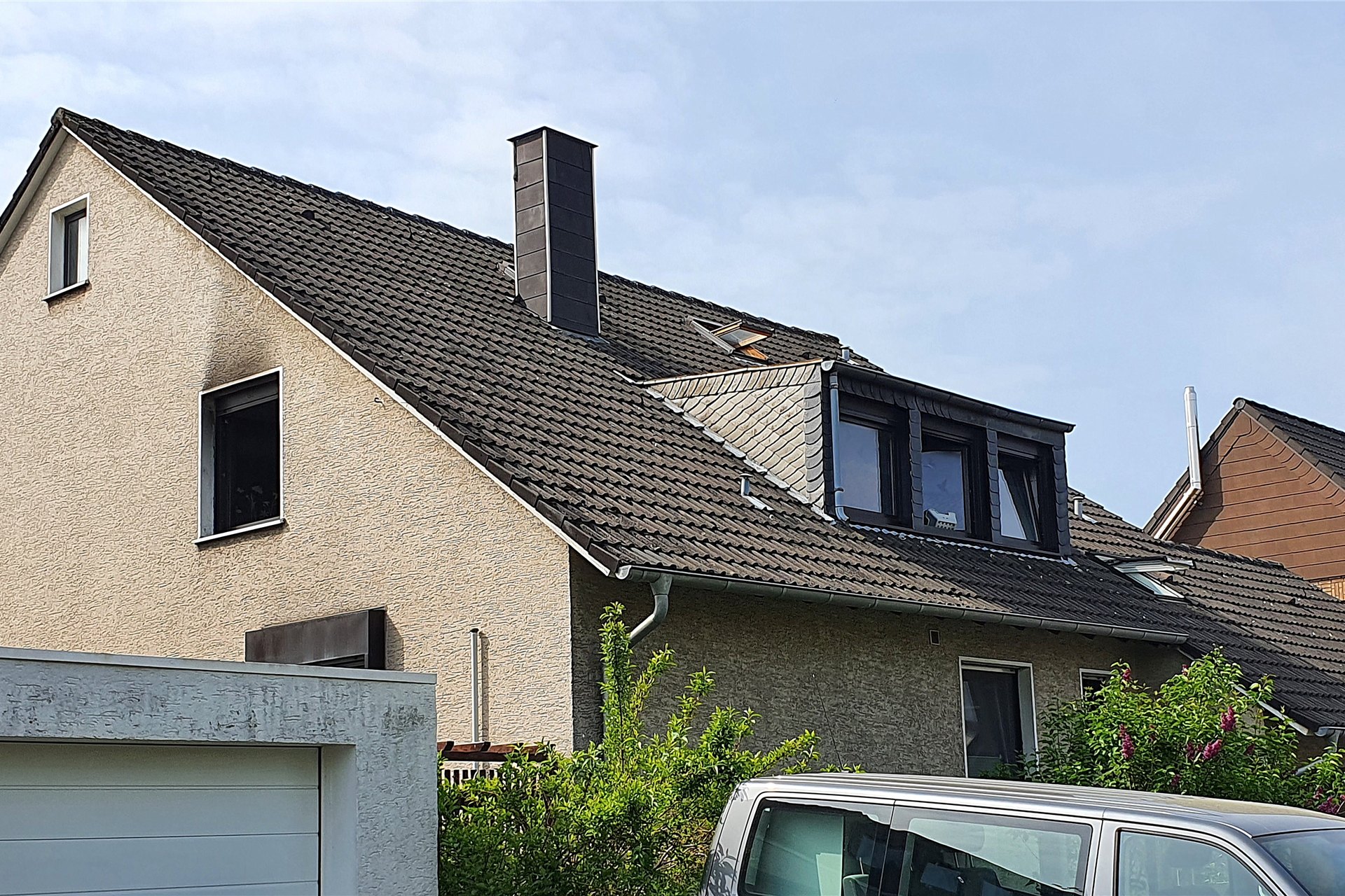 Wohnungsbrand in Unna: Die Feuerwehr war am Donnerstagmorgen (5. Mai) in Massen im Einsatz. Es brannte in einer Dachgeschosswohnung.