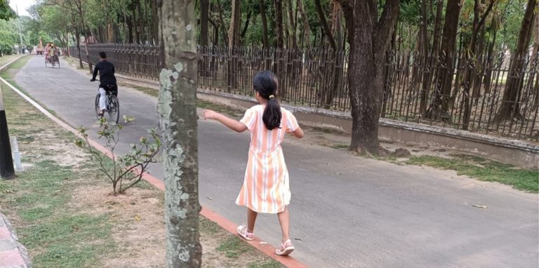 Die sechsjährige Anisha balanciert auf einem Bordstein in Dhaka. Vor vier Monaten wurde die Grundschülerin aus Schwerte mit ihrer Familie abgeschoben. Besteht Hoffnung, dass sie zurückkommen kann?