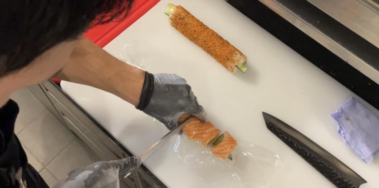 Was bei Sushi-Chef Daniel Takeshi ganz einfach ausschaut, wird für Grobmotoriker zur Herausforderung: Das Rollen beim Sushi.