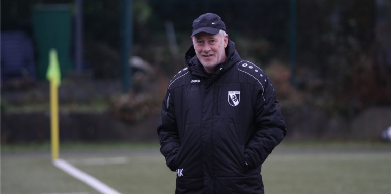 Trainer Markus König hat derzeit gut Lachen und will mit seinen Borker Fußballerinnen weiter ungeschlagen durch die Liga ziehen.