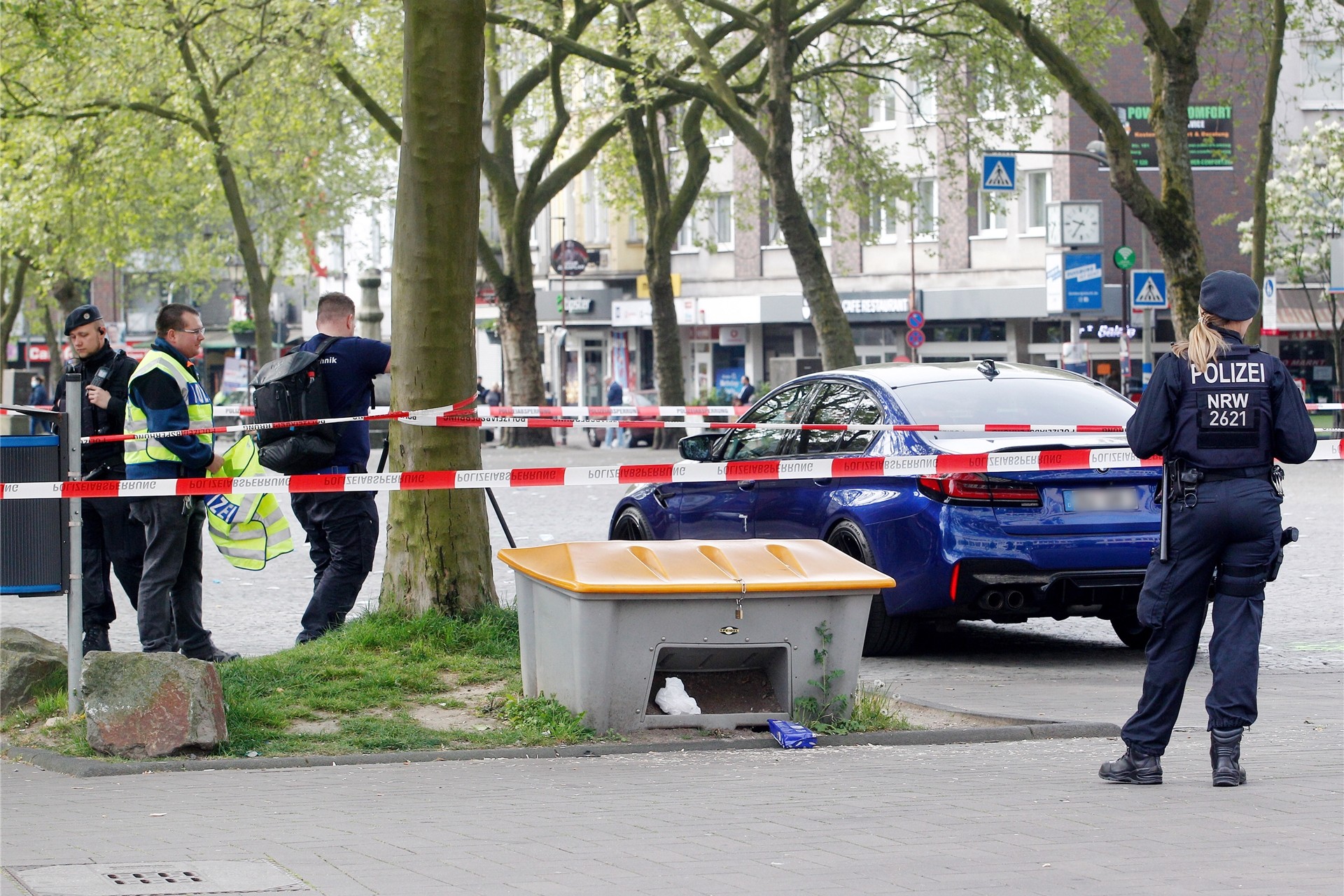Polizisten untersuchen den Tatort am Marktplatz.