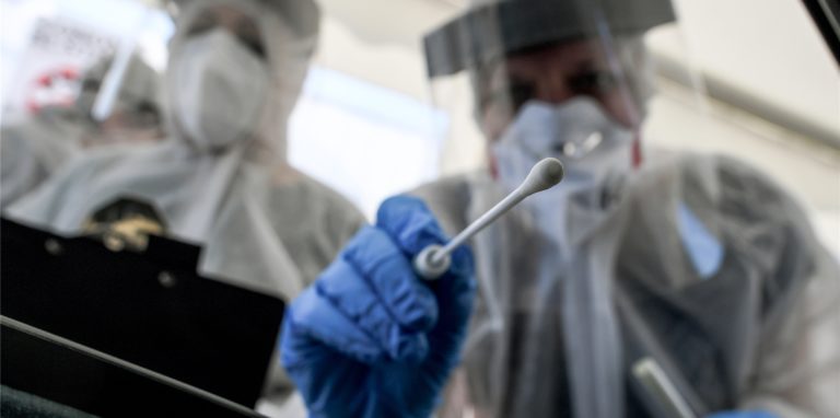 Person im Corona-Testzentrum