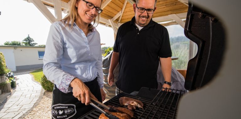 Grillen kann ja nicht so schwer sein. Haben ja selbst Neandertaler in grauer Vorzeit geschafft. Ein Grillprofi widerspricht dem jedoch. (Symbolbild)