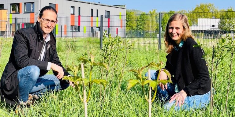 Sascha Dorday und Nora Scherz von der WFG bei der Pflanzaktion im Gewerbegebiet Nattland.