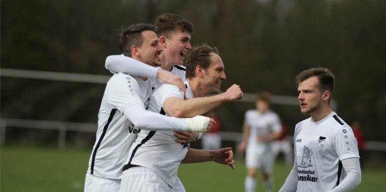Joachim Mrowiec (v.l.), Lukas Bregenhorn, Florian Fricke, Linus Hensler können schon am Sonntag den Landesliga-Aufstieg mit dem FC Nordkirchen klarmachen.