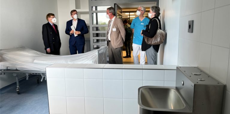 Ein Blick in die neuen Räume: Dirk Schulte (2.v.l.) erklärt Justizminister Peter Biesenbach (l.) den Aufbau der Zimmer auf der neuen Station für akut psychisch-kranke Menschen.