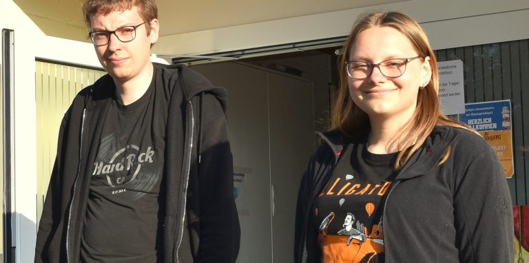 Josefine Lea Janzen und David Reh zeigten sich sehr interessiert an der politischen Welt und informieren sich vor der Wahl umfassend über die Programme der einzelnen Parteien.