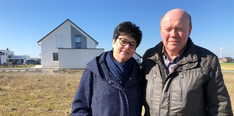 Edith und Gerd Rüdiger Kaltenbach wollen seit langem ein Grundstück in Fröndenberg kaufen. Nun hat der Rat der Stadt ein Vergabefahren für den Verkauf beschlossen.