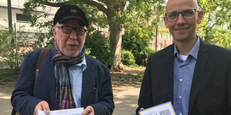 Wolfram Kuschke und Marc Frese von der Auslandsgesellschaft stellen das neue „Serviceheft für Geflüchtete aus der Ukraine vor“ (v.l.).