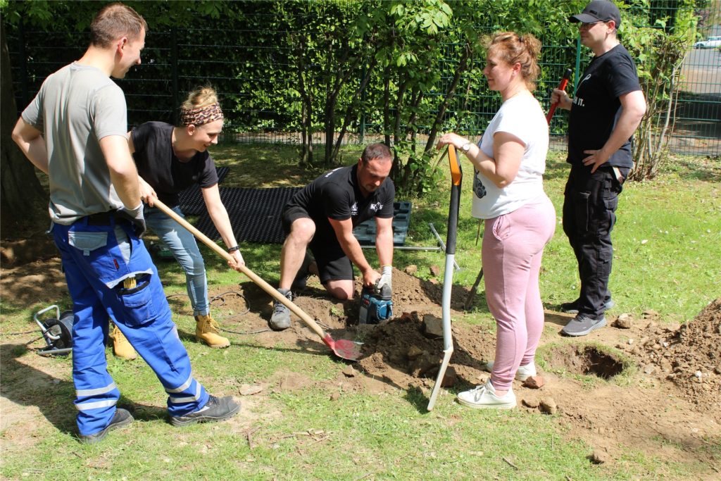 Die Mütter und Väter der im Zwergengarten betreuten Kinder waren sich für keine Arbeit zu schade. Die Mütter und Väter der im Zwergengarten betreuten Kinder waren sich für keine Arbeit zu schade.