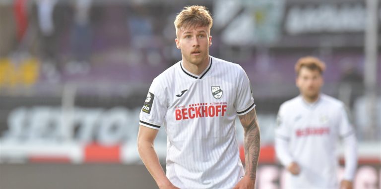 Joel Grodowski steht im Trikot des SC Verl auf dem Platz und lauert auf den Ball.