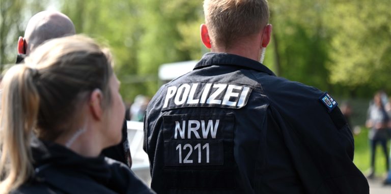 Bei einem Unfall in Troisdorf ist ein neunjähriges Mädchen gestorben. (Symbolbild)