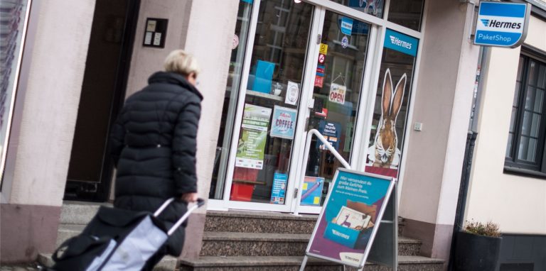 In einem Kiosk in Düsseldorf wollte ein Zeuge eines Streites helfen. Er wurde lebensgefährlich verletzt. (Symbolbild)