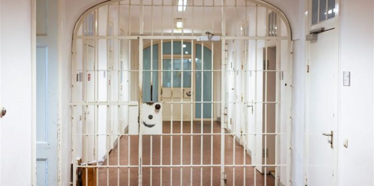 Eine geschlossene Pforte in einer Justizvollzugsanstalt.