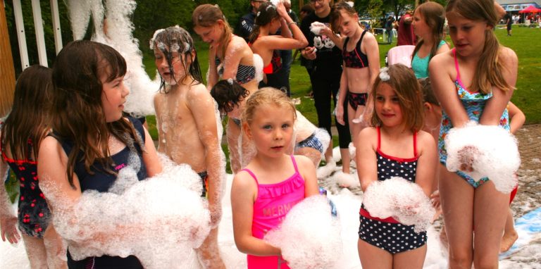 Zu einem zünftigen Freibad-Jubiläum gehört eine Schaum-Party zu heißer Musik – also gab es das natürlich auch am Wochenende in Dellwig, wo das Bürgerbad das Zehnjährige nachgefeiert hat – mit vielen Hundert Besuchern.