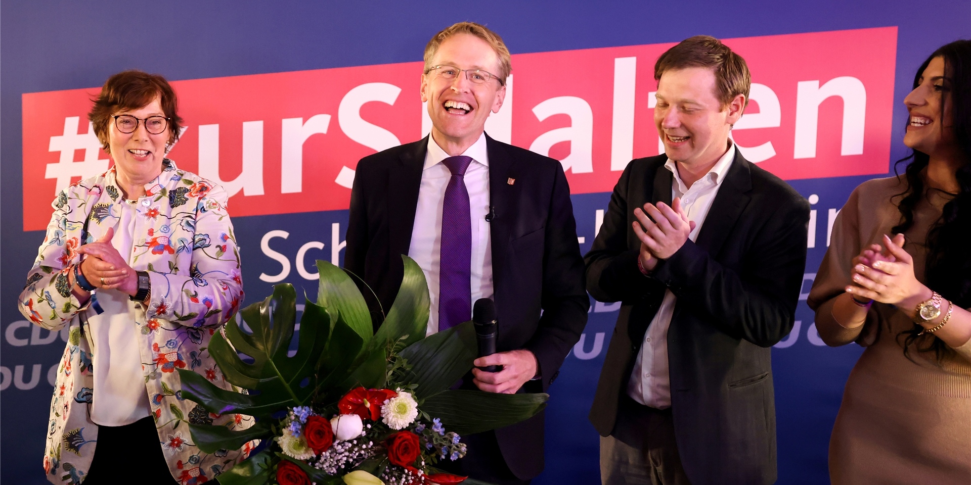 Ministerpräsident Daniel Günther (CDU) steht nach Bekanntgaben der ersten Prognosen zur Landtagswahl in Schleswig-Holstein bei der Wahlparty auf der Bühne.