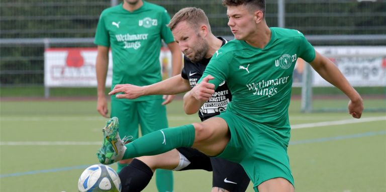 Jan Niggemann (l.) hier im Spiel gegen TuS Westfalia Wethmar II, wurde im Spiel gegen die Dortmunder Löwen nach 80 Minuten eingewechselt.