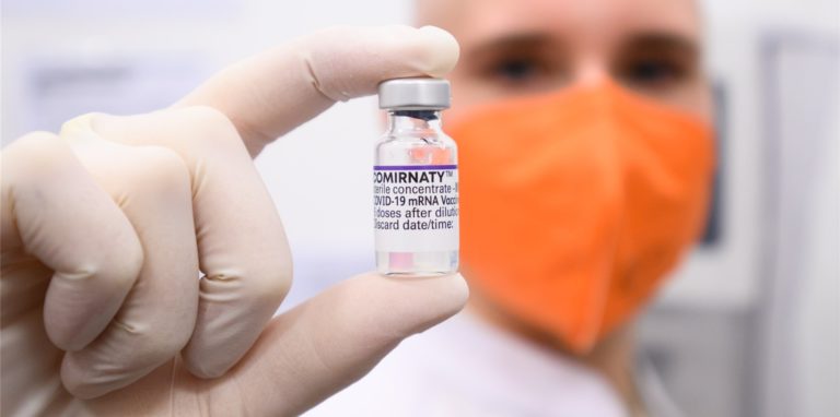 Nach aktuellem Stand der Wissenschaft hat Comirnaty bei Infektion mit der Delta-Variante eine Wirksamkeit von etwa 90 Prozent gegen eine schwere Covid-19-Erkrankung – bei der Omikron-Mutante zeigen erste Daten, dass der Schutz weniger gut ist.