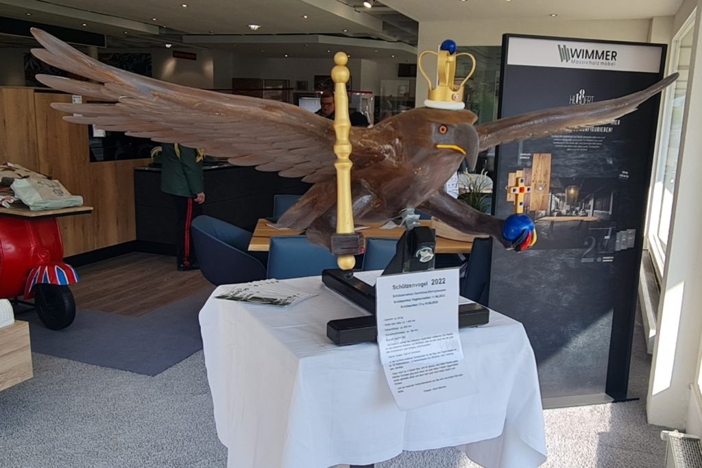 Bis es für Gustav in fünf Wochen auf die Stange geht, steht der Vogel im Möbelhaus Neuhaus an der Selmer Landstraße aus.
