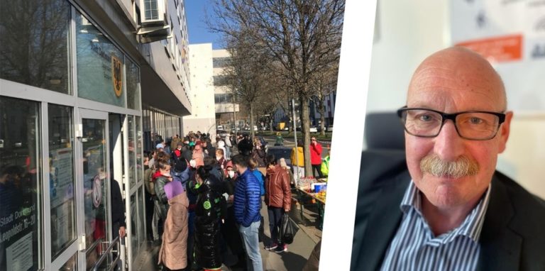Links: Dieses Foto von März zeigt den großen Andrang Geflüchteter am Standort des Sozialamtes in der Leopoldstraße. Rechts: Sozialamtsleiter Jörg Süshardt.