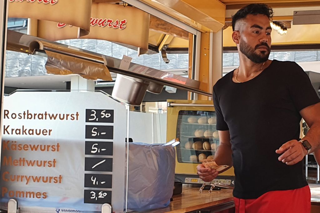 Von jeder verkauften Wurst müssen auch die Mitarbeiter am Imbissstand bezahlt werden. Von jeder verkauften Wurst müssen auch die Mitarbeiter am Imbissstand bezahlt werden.
